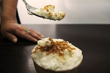 Arroz con leche, postre tradicional con canela, comida