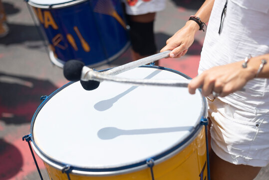 People protesting with percussion instruments at the event against President Bolsonaro