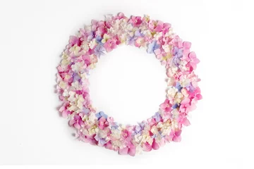 Kussenhoes Flower composition. Wreath of pink, blue, white hydrangea flowers isolated on white background. Flat lay, top view © Yevhenii Khil