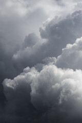 Obraz premium Natural backdrop with dark storm clouds on sky 