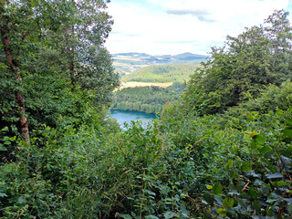Fototapeta na wymiar Blick vom Mäuseberg bei Daun in der Eifel auf das Gemündener Maar, Rheinland-Pfalz.