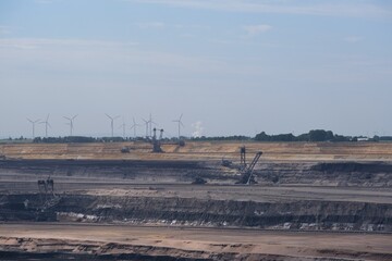 Braunkohle Tagebau mit Blick auf Bagger und Windräder