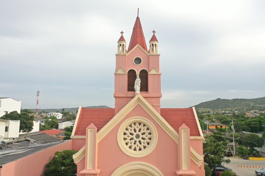 Iglesia en "Puerto Colombia" con vista a la urbe