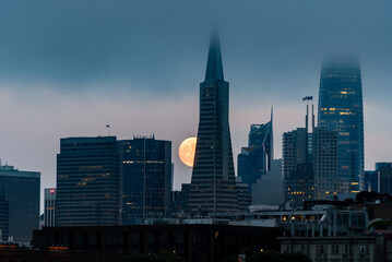 Fototapeta na wymiar July 12, 2022 Supermoon next to Transamerica Pyramid San Francisco