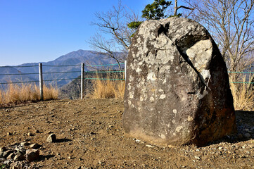 丹沢の相州アルプス　荻野高取山の発句石と大山を望む

