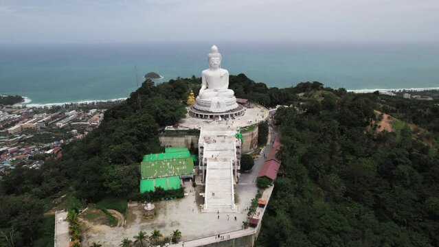 Big Buddha no meio Phuket, Tail&acirc;ndia, um dos lugares mais famosos do pais em uma vis&atilde;o a&eacute;rea com o bae ao fundo em um dia claro. Marco do turismo na Asia 