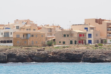 Małe miasteczko na Majorce przy skalistym wybrzeżu, Hiszpania  - obrazy, fototapety, plakaty