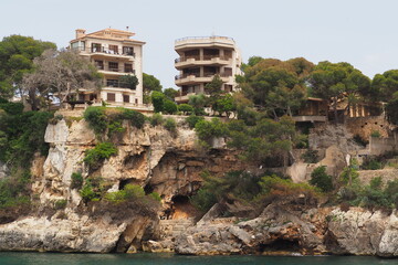 Budynki na skalistym wybrzeżu na Majorce, Hiszpania