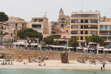 Miejska plaża w małym miasteczku na Majorce, Hiszpania