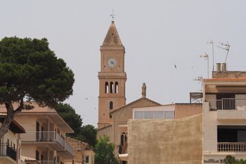 Wieża z zegarkiem w małym miasteczku na Majorce, Hiszpania