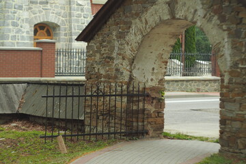 Stara ceglana brama przy kościele w Polsce - obrazy, fototapety, plakaty