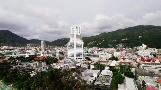 Vis&atilde;o da praia de Patong em Phuket, Tail&acirc;ndia, &Aacute;sia, praia com muita curti&ccedil;&atilde;o e pr&eacute;dio grande ao fundo. Vista de toda a regi&atilde;o de praia com pr&eacute;dios e shoppings