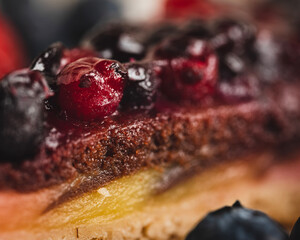 close up of a blackberry | trozo de kuchen arándano 