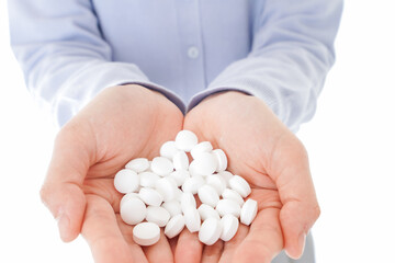 大量の薬物を飲む若い女性