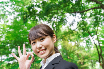 OKサインをする若いビジネスウーマン