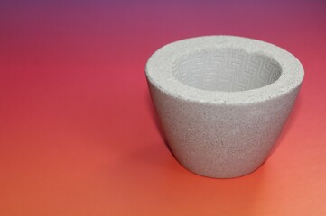 Maceta pequeña de concreto blanco 