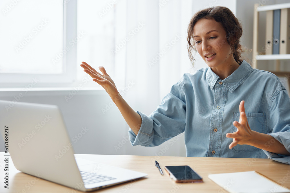 Aufkleber furious angry evil beautiful curly businesswoman hates computer crash having problem with broken lap