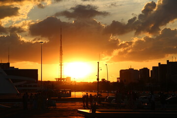 cidade linda ao entardecer. 