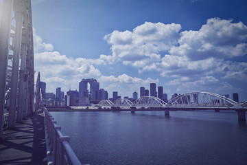 橋と都市風景 大阪 日本