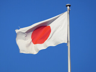 青空ではためく日の丸（日章旗）