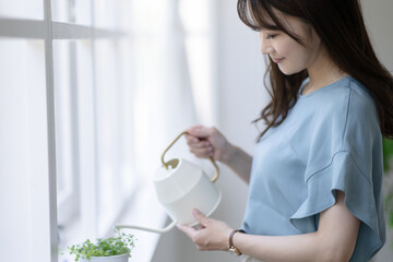 植物に水やりをする女性