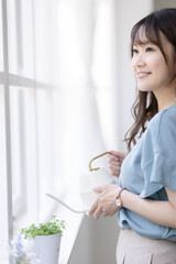 植物に水やりをする女性