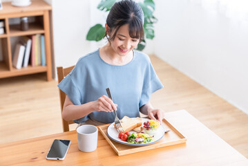 朝食を食べる女性