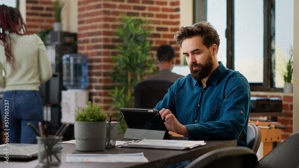 Aufkleber business man working on digital tablet to send email in startup office, using online information and
