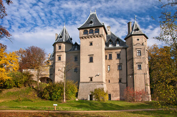 Fototapeta na wymiar Castle in autumn in Gołuchów