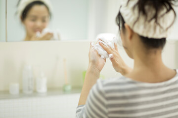 若い女性　洗顔