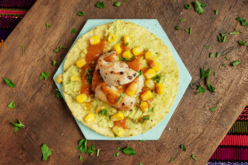 TOSTADA POLLO Y GUACAMOL