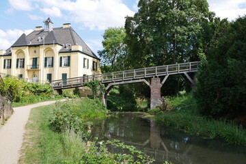 Fototapeta na wymiar Wasserburg Linn mit Brücke