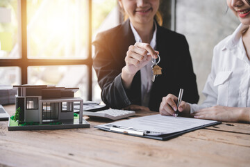 real estate agent Delivering sample homes to customers, mortgage loan contracts. Make a contract for hire purchase and sale of a house. and home insurance contracts, home mortgage loan concepts