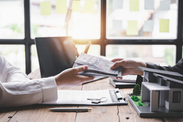 real estate agent Delivering sample homes to customers, mortgage loan contracts. Make a contract for hire purchase and sale of a house. and home insurance contracts, home mortgage loan concepts