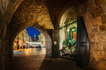 Przejście pod Bramą Floriańską w Krakowie z kapliczką Matki Boskiej - obrazy, fototapety, plakaty
