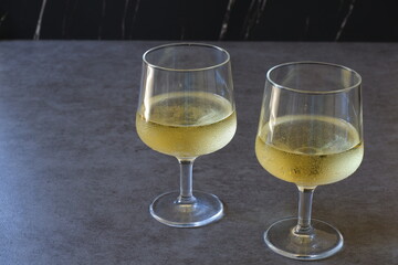 よく冷えた白ワインの入ったワイングラス