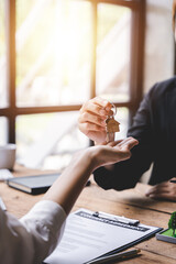 real estate agent Delivering sample homes to customers, mortgage loan contracts. Make a contract...