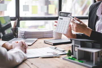 real estate agent Delivering sample homes to customers, mortgage loan contracts. Make a contract for hire purchase and sale of a house. and home insurance contracts, home mortgage loan concepts