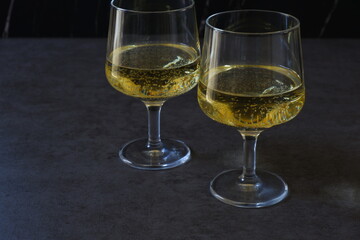 よく冷えた白ワインの入ったワイングラス