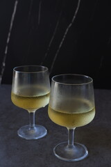 よく冷えた白ワインの入ったワイングラス