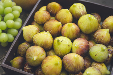 秋の果物 果樹農家からいただいた完熟のイチジク、シャインマスカット、梨