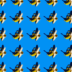 Naklejka premium flat seamless pattern of peeled bananas on a blue background