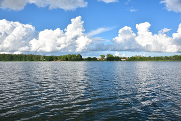 Woda w jeziorze w okresie letnim z błękitem nieba w odbiciu