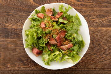 リーフレタスとベーコンのサラダ