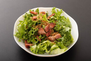 リーフレタスとベーコンのサラダ