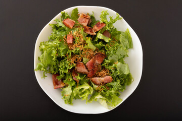 リーフレタスとベーコンのサラダ