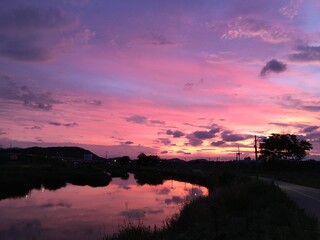 Obraz premium Beautiful sky with clouds and river at sunset.