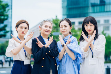 トラブルに悩むビジネスウーマンたち