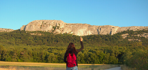 Jeune femme sac à dos rouge randonnée massif de la Sainte Baume, grotte de Marie Madeleine