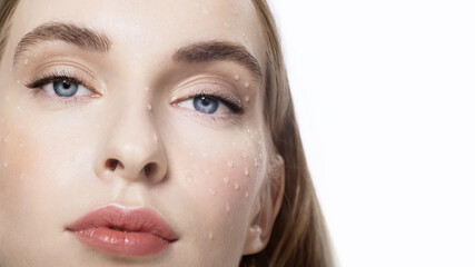 Obraz premium Close-up of woman face with eye eyelashes and eyebrows with water drops.